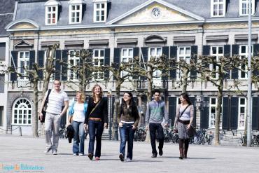 Du học Hà Lan 2021 – Học bổng OTS lên đến 100% học phí từ đại học Maastricht – TOP 1% các trường đại học hàng đầu thế giới