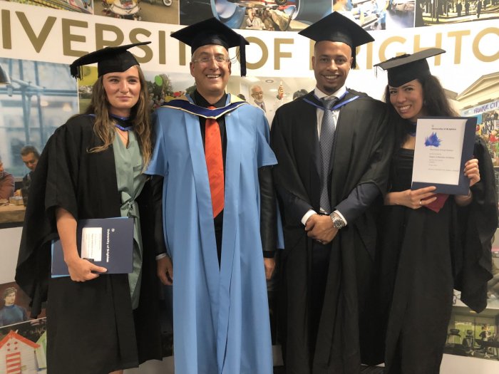 sinh-vien-nhan-bang-duoc-cong-nhan-boi-dh-brighton-anh